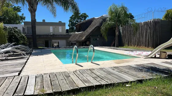 Casa     Parrillero Quincho  En  Venta Buceo, Tres Dormitorios, Garaje, Piscina, Lavadero.