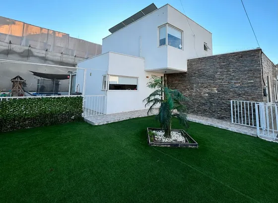 Amplia Casa En Condominio Con Piscina Y Paneles Solares