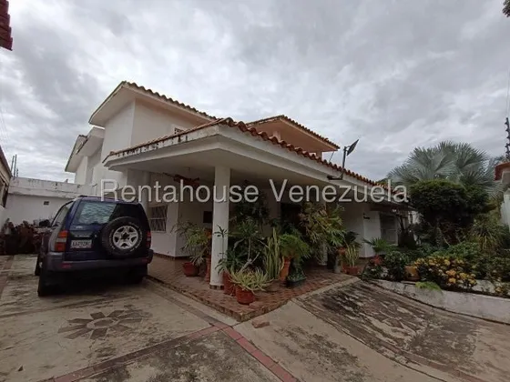 Casa Venta  449 Mts Con Jardines, Terraza,  Trigal Centro Valencia Carabobo Leida Falcon Lf25-19047