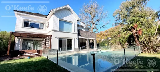 Casa En Venta De Cinco Ambientes Con Fondo Verde En Abril Club De Campo - Apto Credito