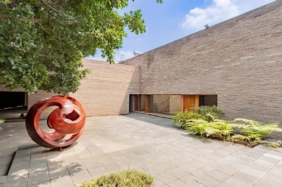 Casa Con Vista Arbolada Estilo Legorreta  Con Espacios Amplios