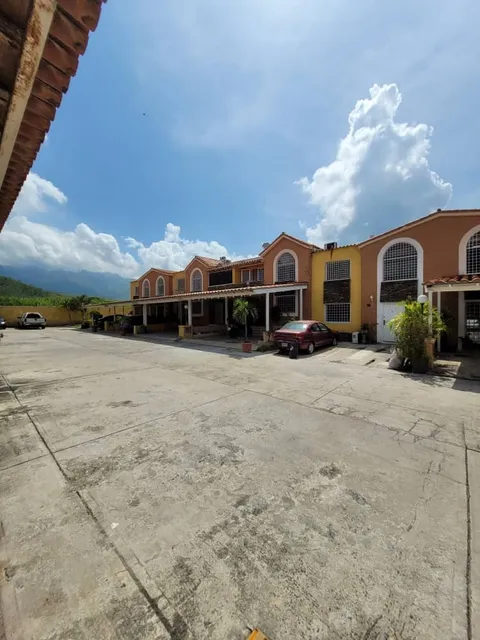Hermoso Townhouse  Urb.  Los Frailes  Vía  El Seminario San Diego 