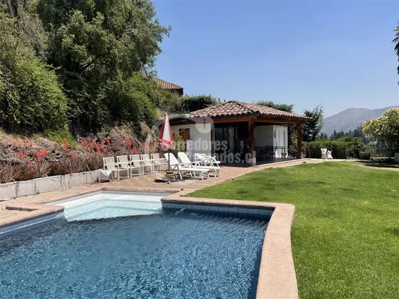 Casa En Arriendo De 5 Dorm. En Lo Barnechea Las Lomas