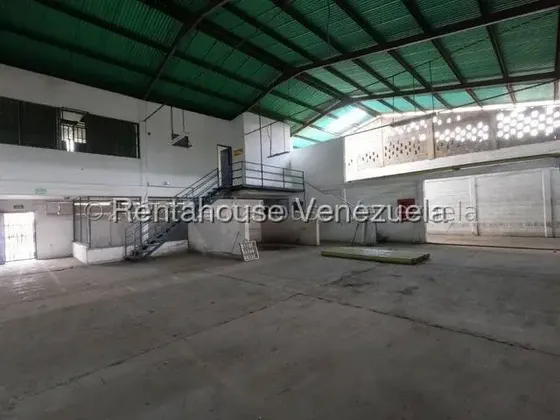 # Galpon En Alquiler Barquisimeto Zona Industrial, Rafael Gamarra Ofrece, 2b2518, Las Comodidades Con Oficinas Internas, Adicional Cuenta Con Amplios Espacios.
