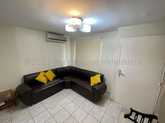 Casa En Alquiler Cabudare Zona De La Mendera Codigo 2  5  2 1   4  4   4  Mildred  Hermosa  Propiedad Lista Para Habitar Con Acabados De Primera  En La Planta Baja, Encontrarás Concepto Abierto Sala 