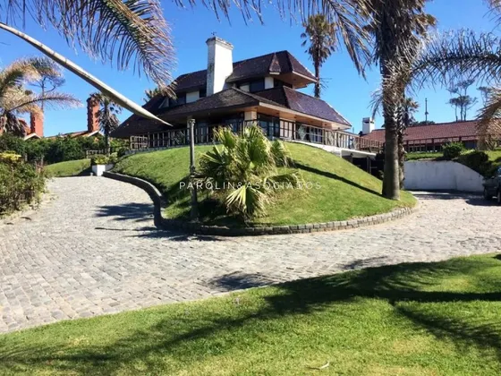 Casa En Venta De 4 Dormitorios Ideal Para Proyecto En Playa Mansa, Punta Del Este.