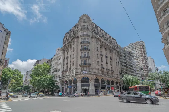 Oficina / Piso Apto Profesional- Excelente Categoria - 300m2 - En Esquina