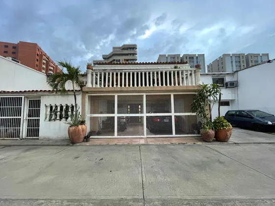 Amplia Casa En Lechería Residencia Las Velas