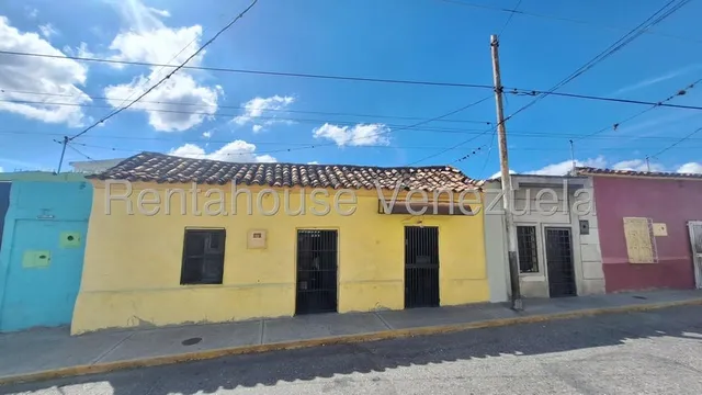 Casa En Venta Calle 2 4 Y 2 5 Con Carrera 14 Barquisimeto, Codigo 2 5 1 3 2 0 0, Mildred, Casa Con Ecxelente Ubicacion, Para Remodelar Y Construir El Proyecto Ideal, Ademas De Ofrecer Grande  Terreno