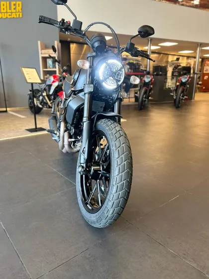Ducati Scrambler Icon Dark 800