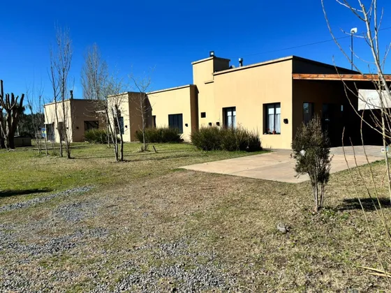 Casa Con Amplio Parque + Cochera Y Quincho