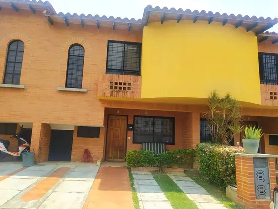 Town House En Mañongo Residencia Las Trinitarias, Naguanagua. Luisa Mezones Vende.