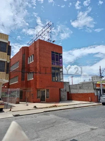 Amplio Local Comercial En La Avenida Santa Rosa Cumana