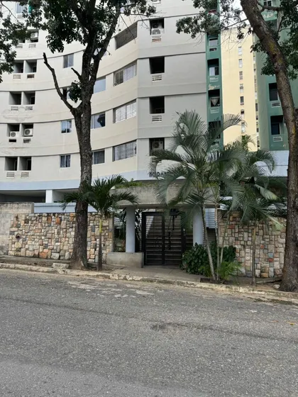 Excelente Oportunidad Inmobiliaria Leandro Araque Inzitu Realtors Acogedor Apartamento En Urbanización El Parral Valencia Carabobo  Edificio Normandía.  Tu Nuevo Hogar En Valencia