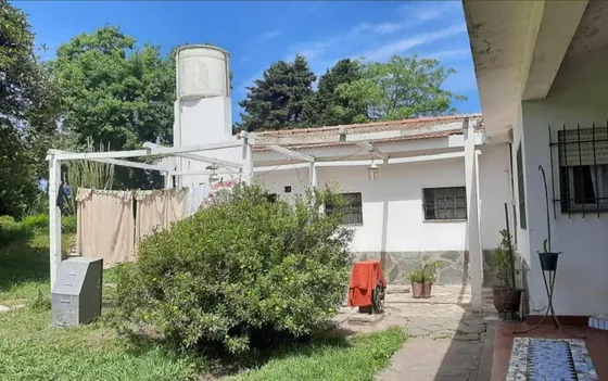 Casa En Venta - 3 Dormitorios 2 Baños - Cochera - 1.521mts2 - Almirante Brown