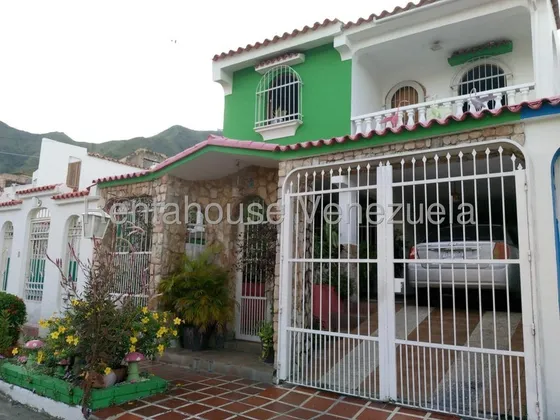 Cómoda, Amplia E Iluminada Casa Quita De 2 Niveles En Una De Las Mejores Zona Del Municipio San Diego, Con 4 Habitaciones, 3 Baños, 2 Salas De Estar, Cocina, Lavandero, Patio Interno, Área De Jardín