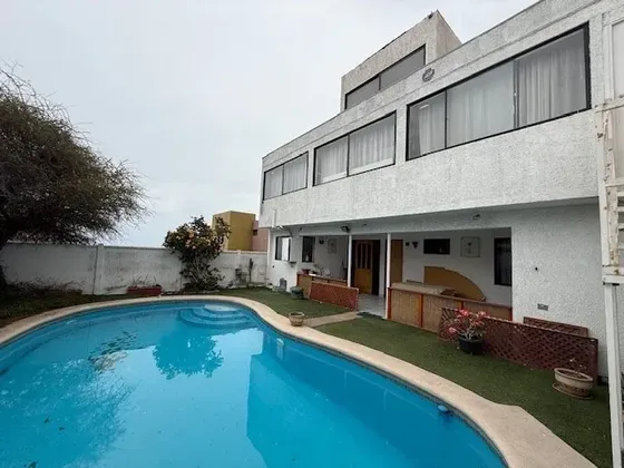Casa En Venta De 5 Dorm. En Iquique