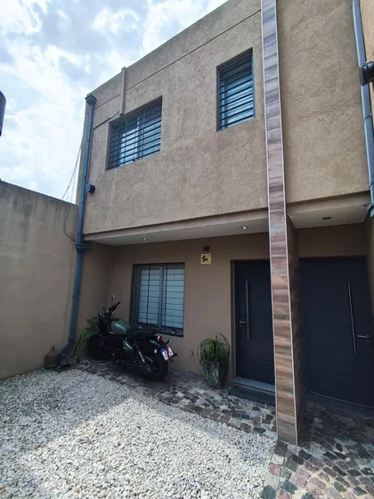 Hermoso Duplex En Ituzaingo Norte Excelente Ubicacion 3 Dormitorios, Vesstidor Patio Cochera