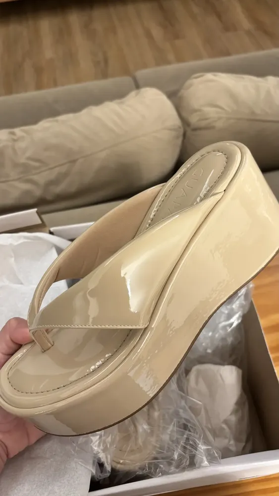 Detalhe do tamanco Guapa verniz em avaliação