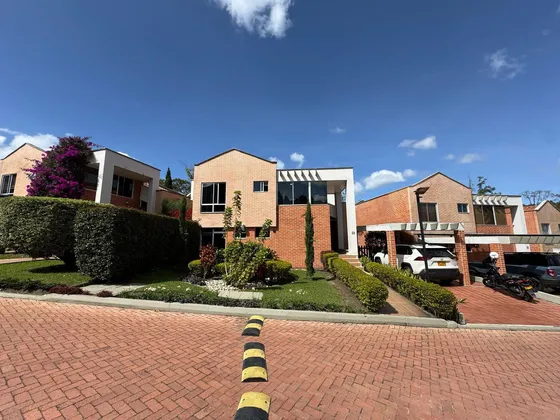 Casa En Venta En La María. Cod V12941