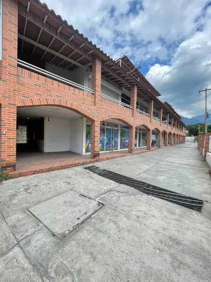 En Venta Local Comercial Más Fondo De Comercio Urb. El Ingenio Guatire Estado Miranda.