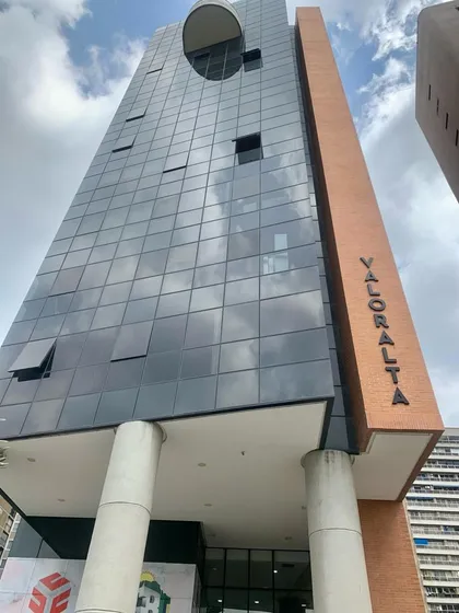 Oficina En Alquiler, Torre Empresarial Valoralta, Los Dos Caminos.