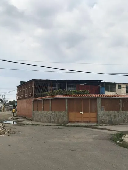 (mp) Casa Comercial En Esquina Con Galpón Y Almacén En Fundación Mendoza