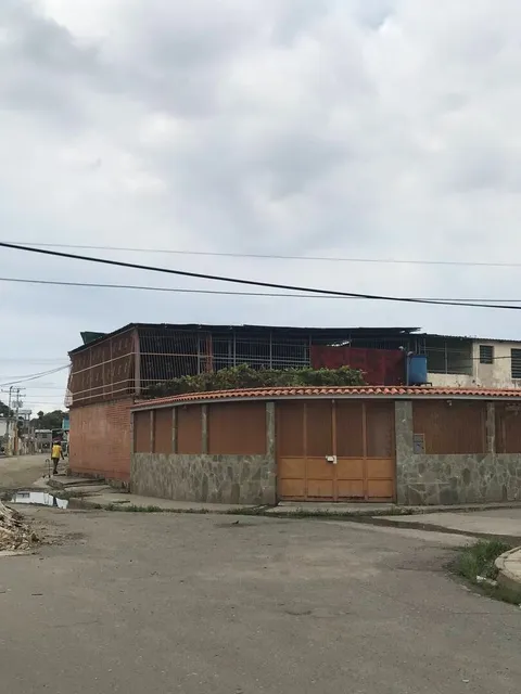 (mp) Casa Comercial En Esquina Con Galpón Y Almacén En Fundación Mendoza
