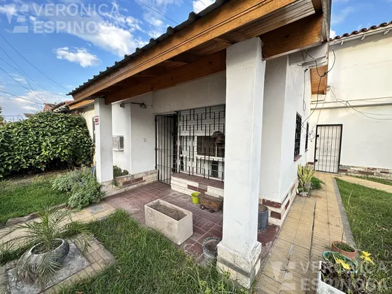 Casa De Cuatro Ambientes En Venta, En Moron