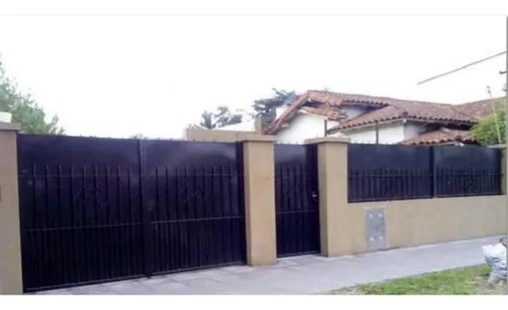 Casa En Venta - 3 Dormitorios 2 Baños - Cocheras - 340mts2 - Ituzaingó