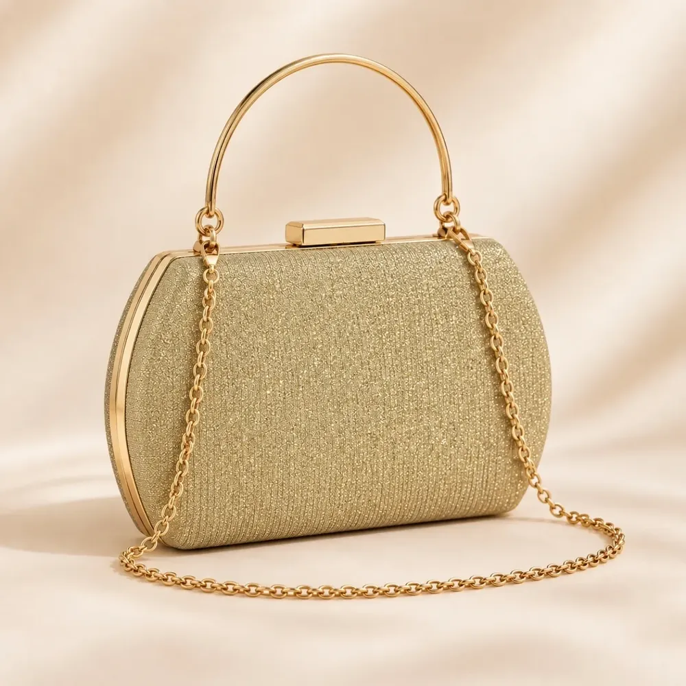 Clutch dourada de metal oval com corrente