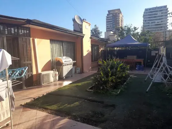 Estupenda Casa, Barrio Country Club