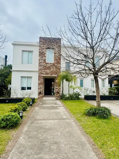 Casa  En Alquiler En Los Alisos, Nordelta, Tigre