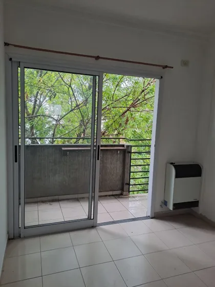 Particular Monoambiente Amplio, Al Frente Con Balcón Y Cochera
