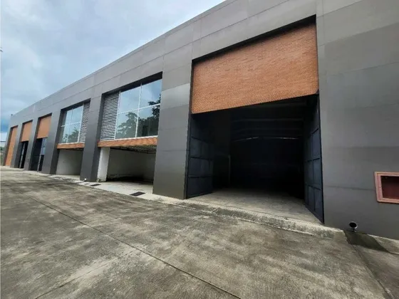 Conjunto De 6 Galpones Y 5 Locales Zona Industrial El Recreo Socc