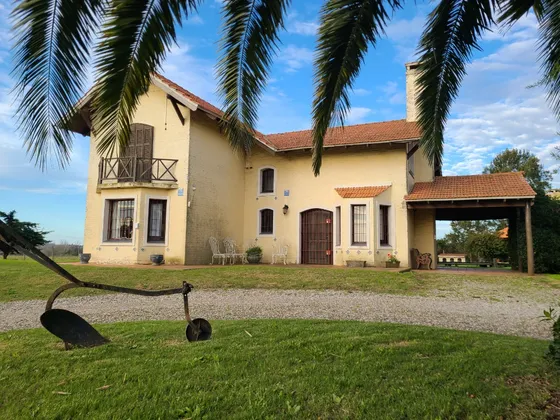 Inmobiliaria Rias Altas Vende Hermosa Casa De Campo Con Terreno Parquizado