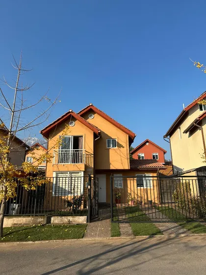 Casa Con Vista Despejada Frente Al Parque En Condominio
