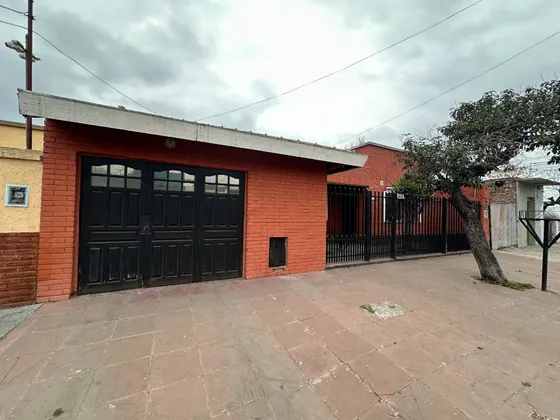 En Venta Amplia Propiedad De 4 Ambientes + Departamento De 3 Ambientes En Barrio Santa Paula - José C Paz Proxima A Plaza De Los Abuelos