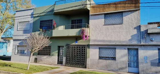 3 Dormitorios, Escritorio,  Amplia  Garage Porton Automatizado.  Apta Crèdito Hipotecario
