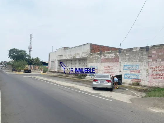 Terreno Ubicado A Nivel De Calle, En La Via Principal Entrando Catia La Mar. Excelente Ubicacion Comercial.