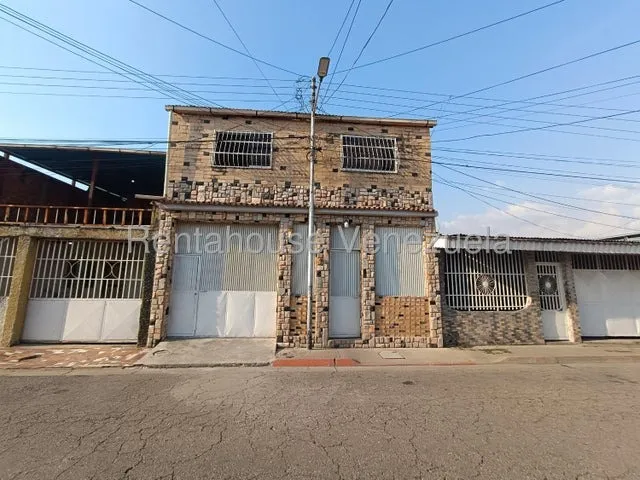 En Venta Casa De Dos Niveles Ubicada En Calle Cerrada Del Sector La Providencia 25-18908 Mfc