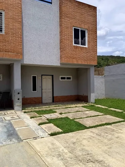 Ana El Kantar Y Gerson Gonzalez  Inzitu Realtors Venden Townhouse En Manantial Naguanagua  Carabobo Venezuela 