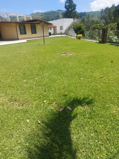 Casa De Un Nivel Y Anexo 5 Hab 4 Baños 6 Puestos 