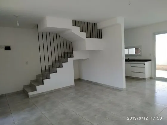 Alquiler- Duplex De 3 Dormitorios En Miradores De Manantiales