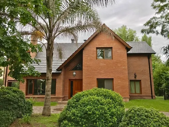 Casa 5 Ambientes Con Cochera En Campos De Alvarez