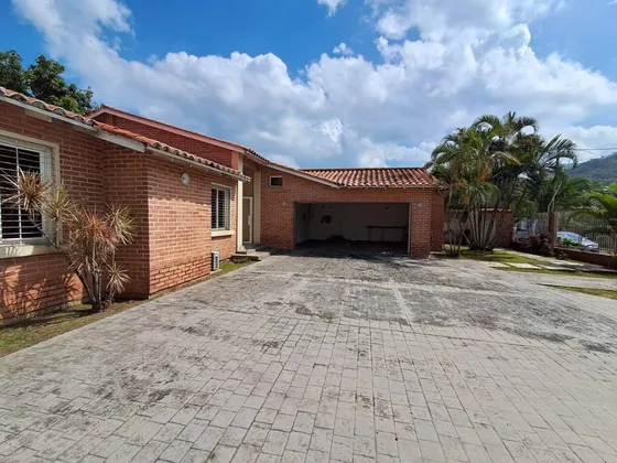Aq Venta Casa De Un Nivel Calle Cerrada Con Vigilancia Colinas De Guataparo 26614