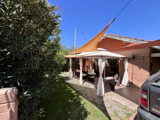 Casa En Las Condes Rotonda Atenas, Comercio, Bancos Y Más