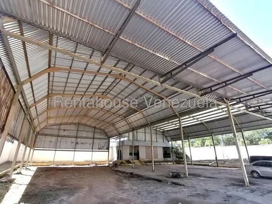 Daniela Linarez Alquila Galpones En Zona Importante De Cabudare Con Facil Acceso Muy Organizada Posee Oficinas Modernas Y Todos Los Servicios Básicos                                                   