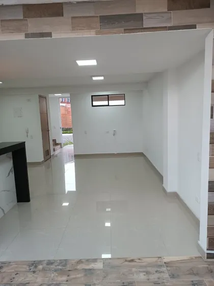 Casa De Dos Pisos Con Tres Habitaciones Dos Baños 