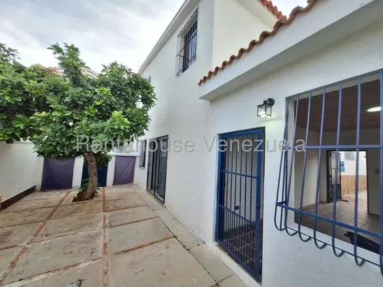 Rentahouse Vende Casa Estilo Aparto Quinta De Dos Niveles En La Exclusiva Zona Del Parral. 27-1421 Sp